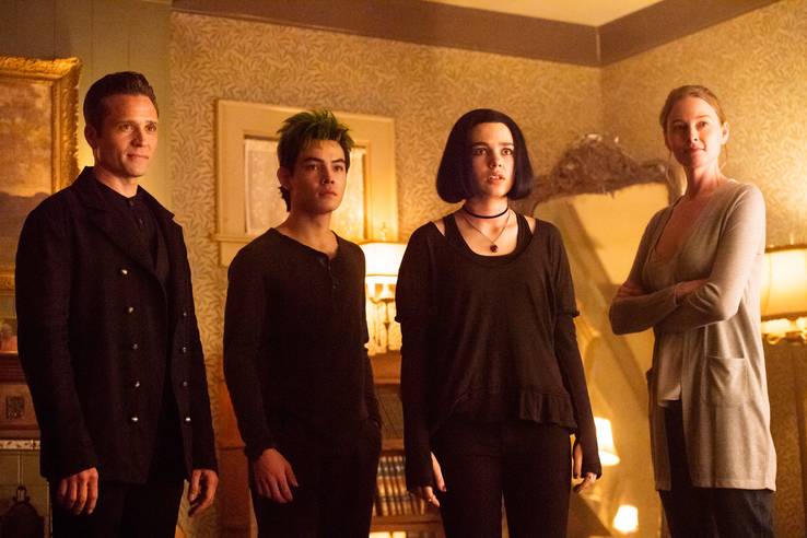 'Titans' Season Finale Photos Teases Two More Popular Batman Villains 12 titans finale1