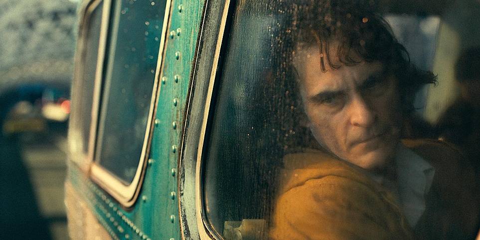https://static2.cbrimages.com/wordpress/wp-content/uploads/2019/10/joker-arthur-fleck-bus.jpg?q=50&fit=crop&w=963&h=481&dpr=1.5 https://static2.cbrimages.com/wordpress/wp-content/uploads/2019/10/joker-arthur-fleck-bus.jpg?q=50&fit=crop&w=963&h=481&dpr=1.5